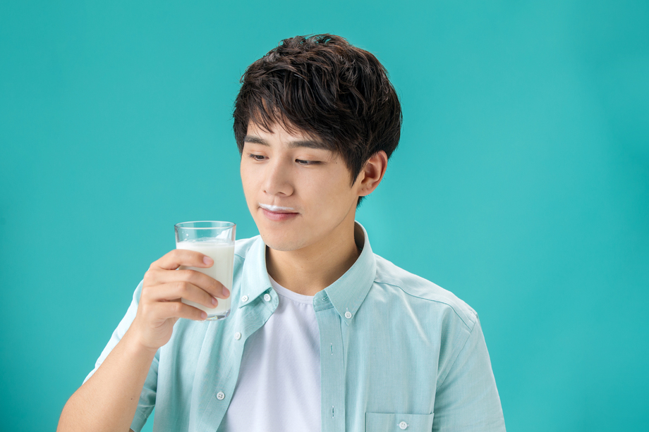 年轻男人喝牛奶