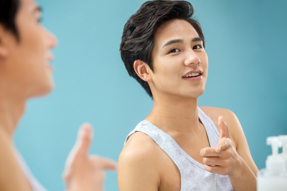 自信的年轻男人对着镜子做手势 自信的年轻男人对着镜子做手势