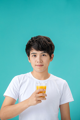 青年男人端着橙汁图片