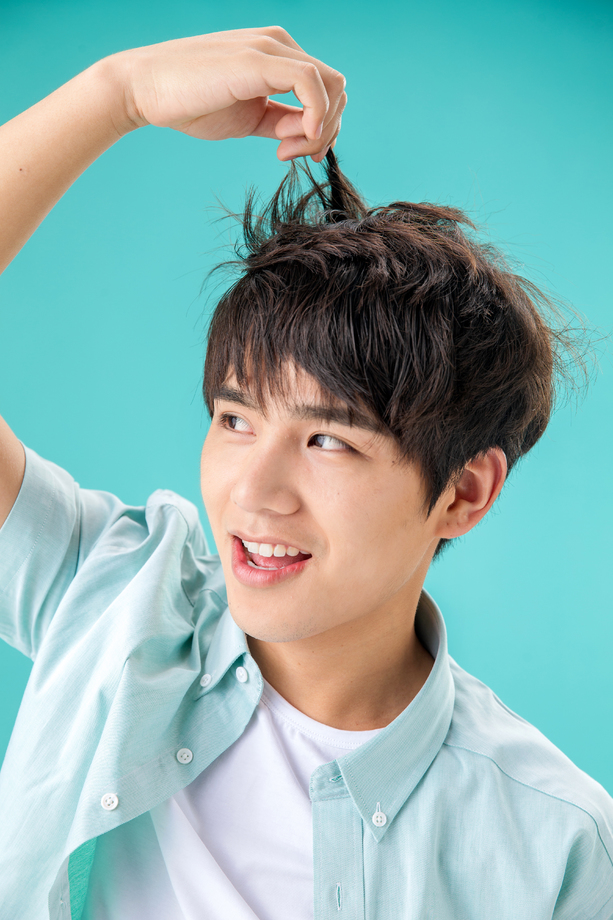 摸着头发的年轻男人图片 摸着头发的年轻男人图片
