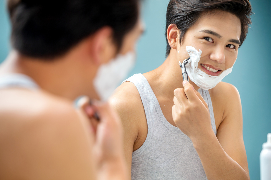 青年男人对着镜子刮胡子图片 青年男人对着镜子刮胡子图片