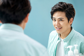 自信的年轻男人照镜子图片