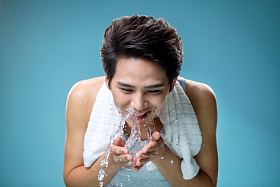 帅气的年轻男人洗脸