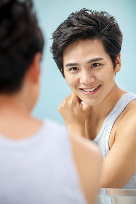 自信的青年男人照镜子图片