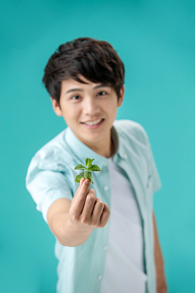拿着薄荷叶的年轻男人