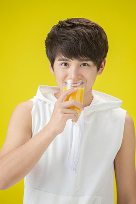 青年男人喝橙