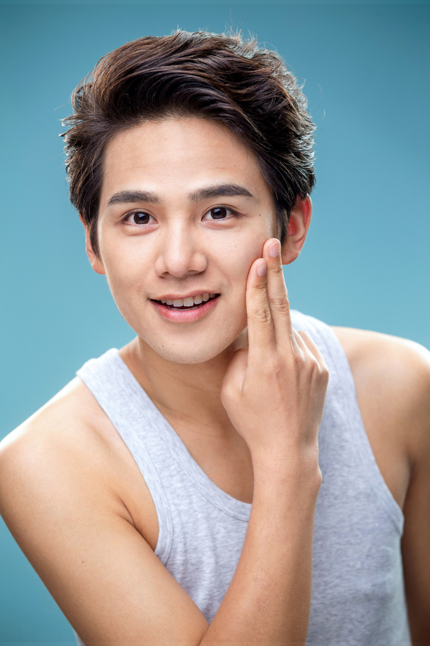 按摩脸部的年轻男人图片 按摩脸部的年轻男人图片