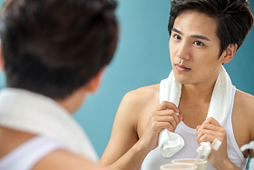 年轻男人拿着毛巾照镜子图片