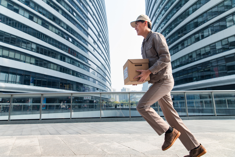 拿着包裹奔跑的快递员图片 拿着包裹奔跑的快递员图片