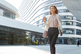 在外面步行的青年商务女人