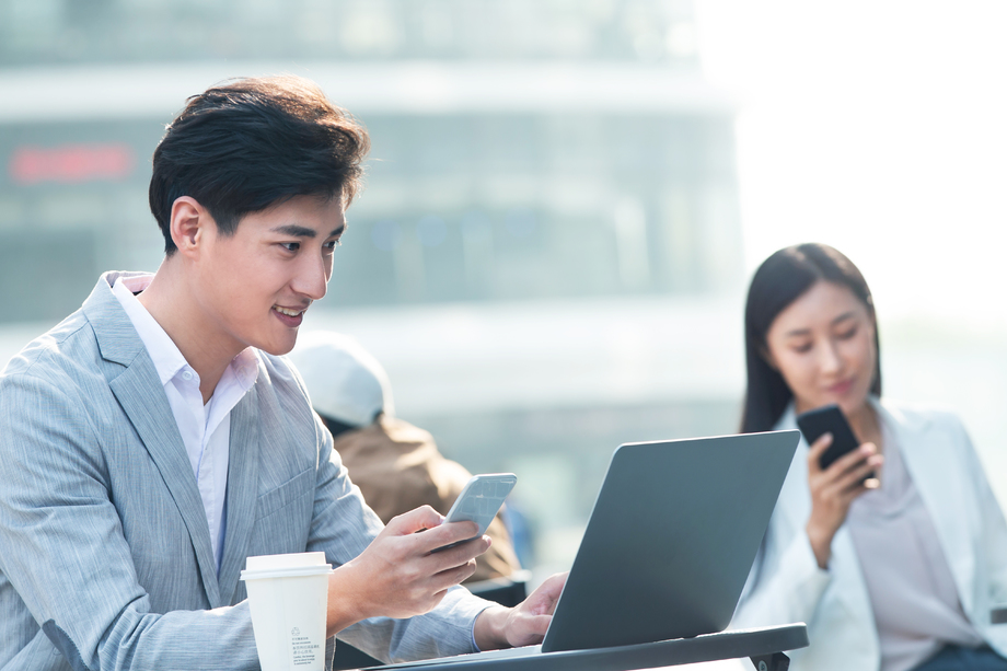 商务人士在露天咖啡厅里使用电脑 商务人士在露天咖啡厅里使用电脑