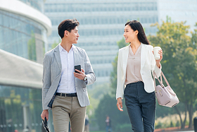 边走路边聊天的商务人士图片