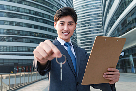 青年销售人员拿着钥匙图片