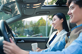 坐在汽车里的青年商务人士