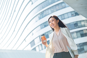 在外面步行的青年商务女人