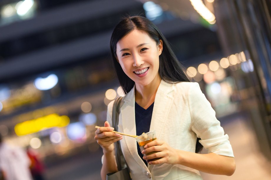 商务女士下班路上吃东西图片