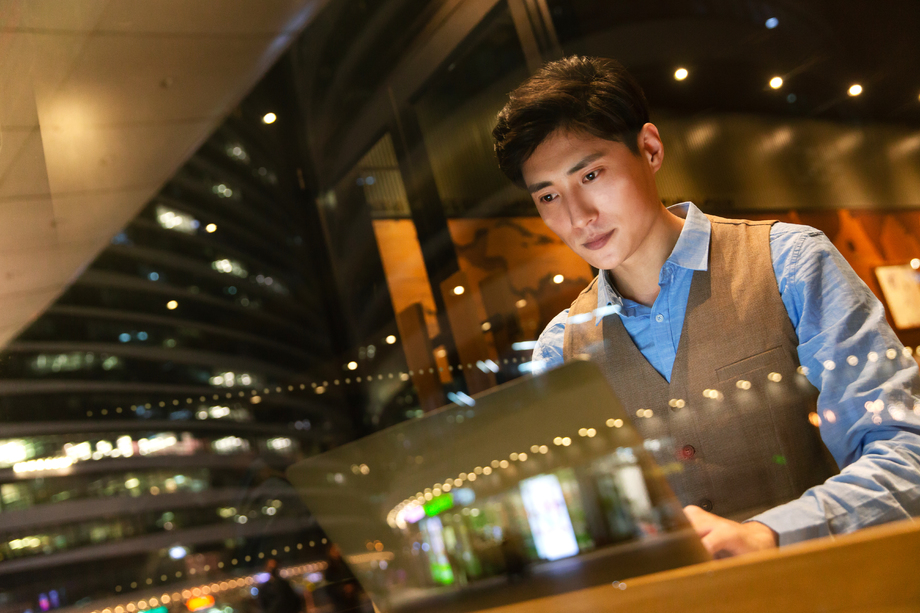 商务男士使用电脑图片 商务男士使用电脑图片