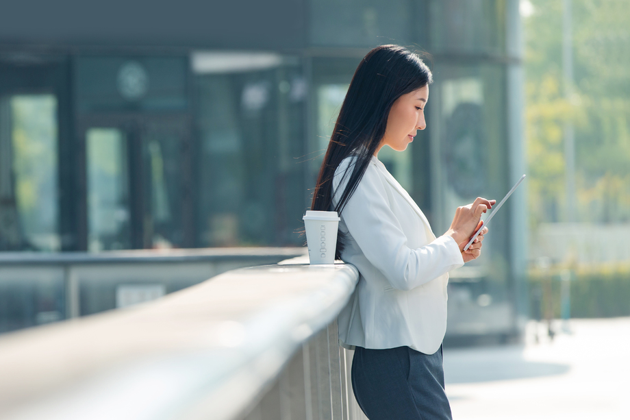 青年商务女人看手机