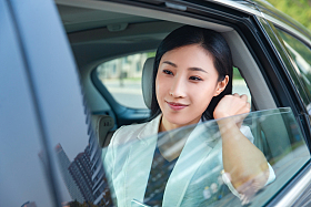 年轻女人坐在汽车里向外看