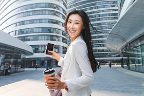 拿着咖啡杯的快乐商务女士