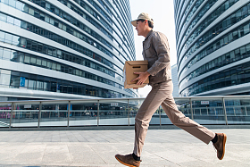 拿着包裹奔跑的快递员图片