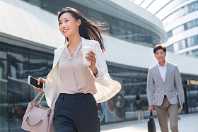 走在路上的青年商务女士图片