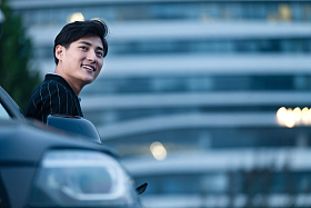 站在汽车旁的商务青年