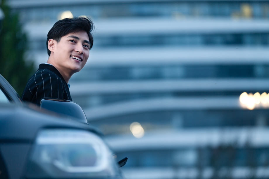 站在汽车旁的商务青年