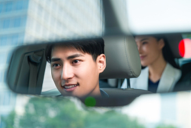 坐在汽车里的青年商务人士照片