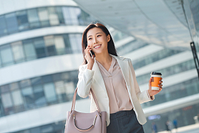 拿着咖啡的商务女性打电话照片