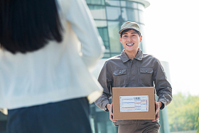快递员给年轻女人送快递图片