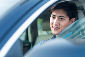 坐在汽车里的商务青年图片