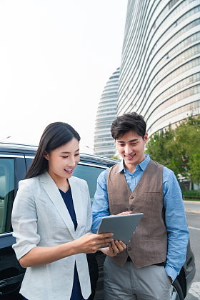 青年商务人士讨论工作图片