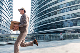 拿着包裹奔跑的快递员图片