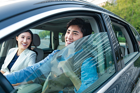 坐在汽车里的青年商务人士照片