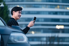 站在汽车旁的商务青年