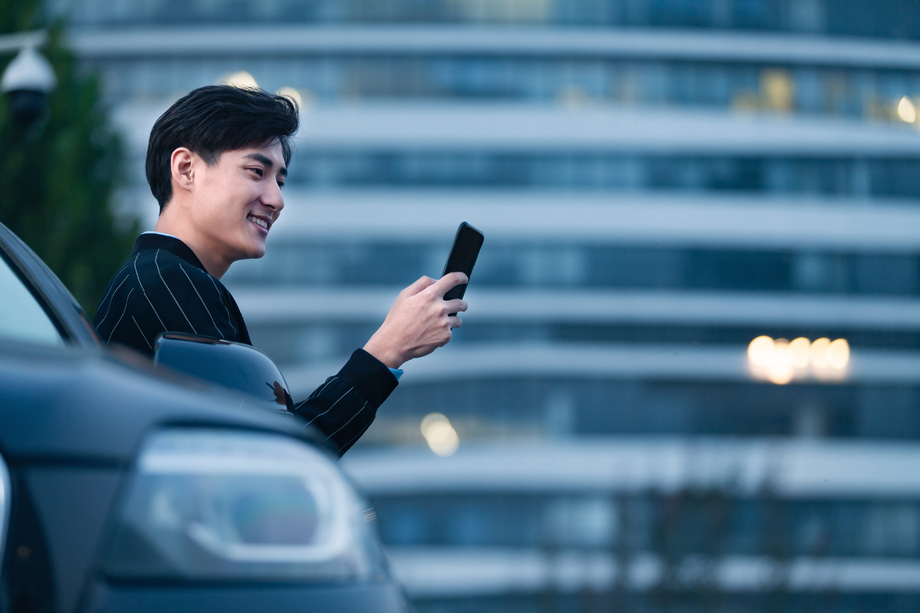 站在汽车旁的商务青年