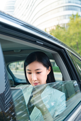 年轻女人坐在汽车