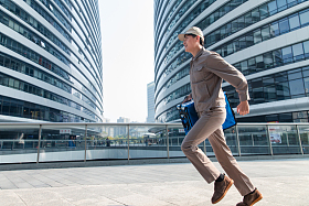 奔跑着送餐的年轻外卖员图片