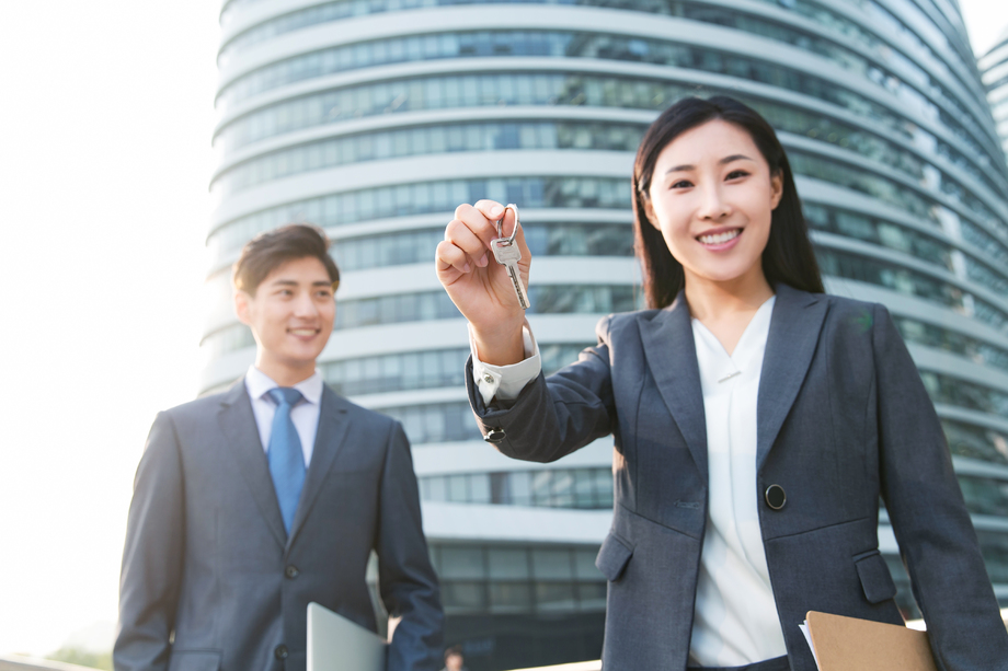 青年销售人员拿着钥匙图片 青年销售人员拿着钥匙图片