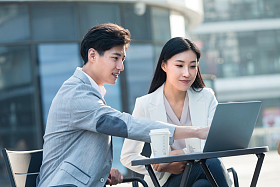 商务人士在露天餐厅里讨论工作