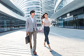 边走路边聊天的商务人士图片