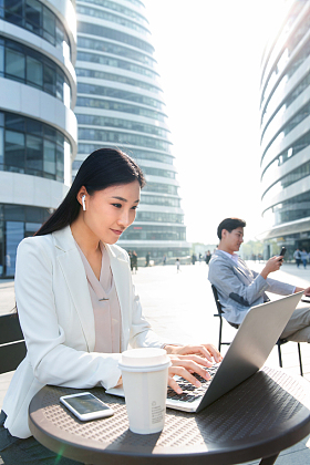 商务女士在室外工作