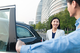 青年男女打开车门上车图片