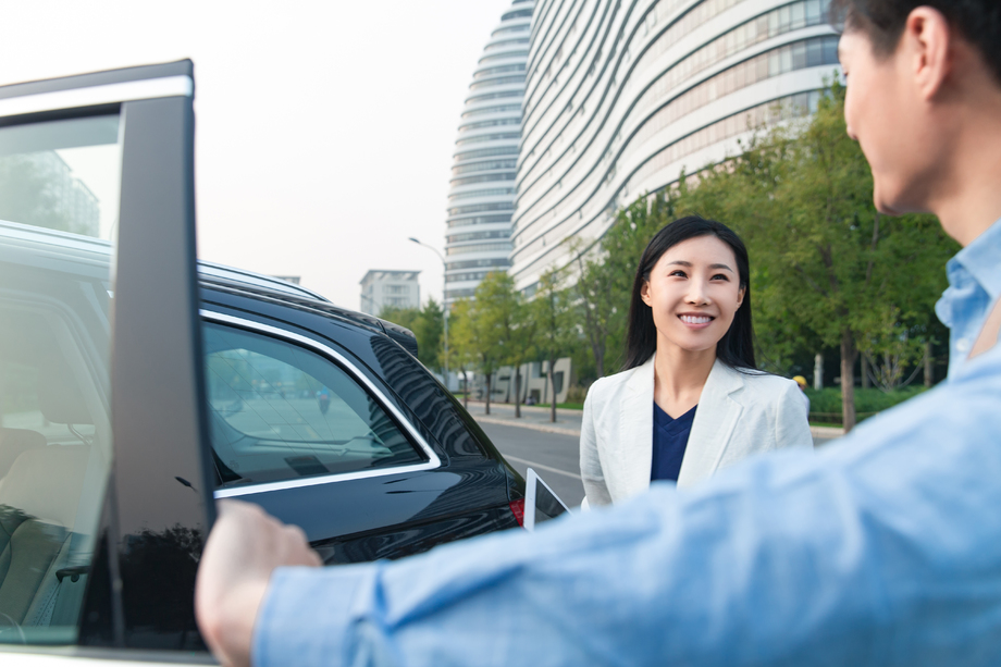 青年男女打开车门上车图片 青年男女打开车门上车图片