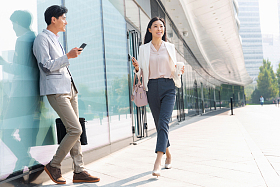 走在路上的青年商务女士