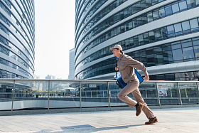 奔跑着送餐的年轻外卖员图片