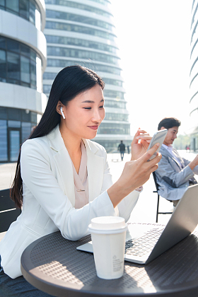 商务女士在室外工作图片