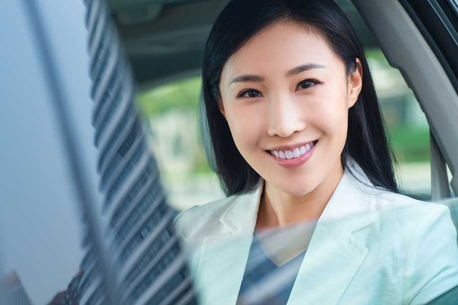 年轻女人坐在汽车里照片 年轻女人坐在汽车里照片