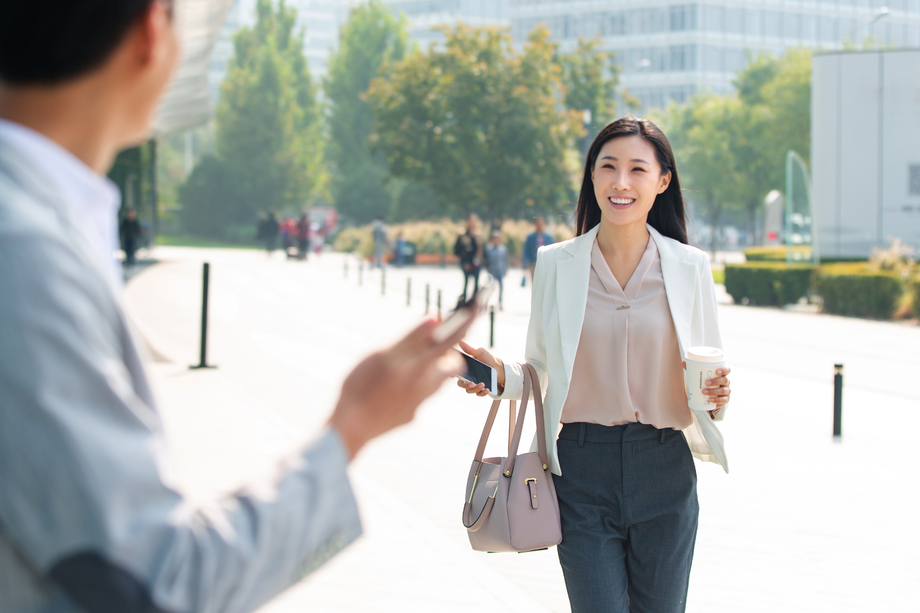 走在路上的青年商务人士图片
